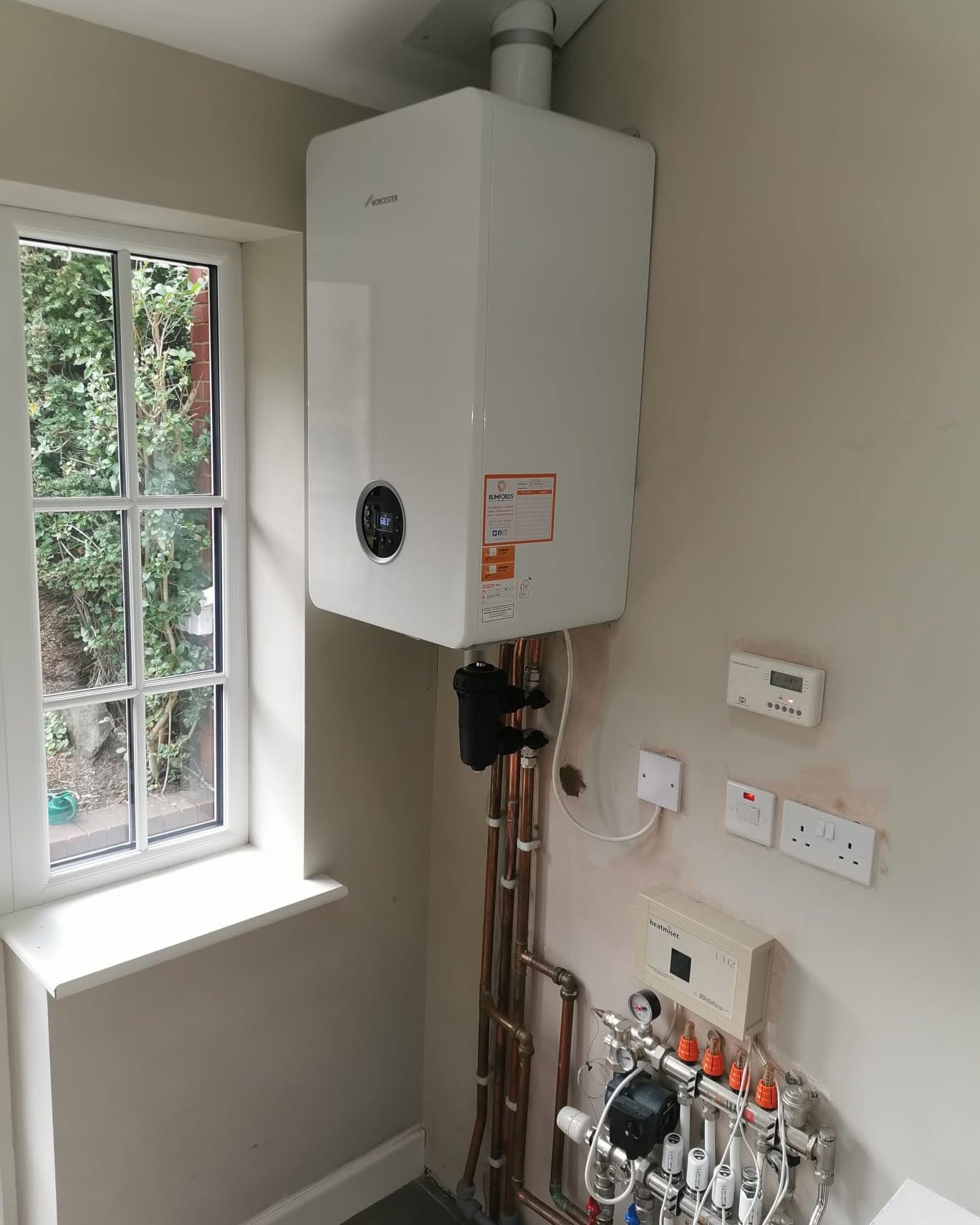 Boiler and underfloor-heating manifold control installation